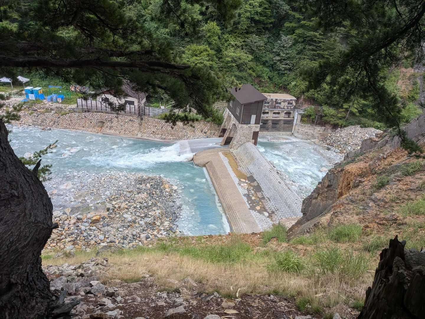 下山し続けてようやく見えた湯俣川。